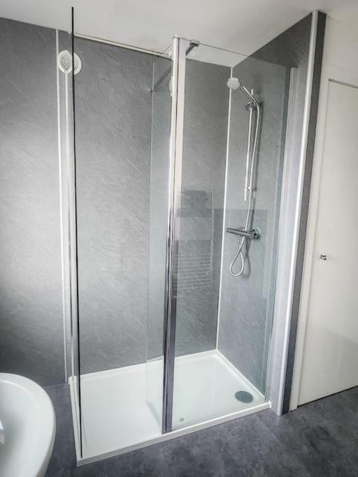 Central 2-Bedroom Bunglow With Double Sofa Bed كارنوستي المظهر الخارجي الصورة