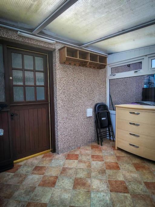 Central 2-Bedroom Bunglow With Double Sofa Bed كارنوستي المظهر الخارجي الصورة