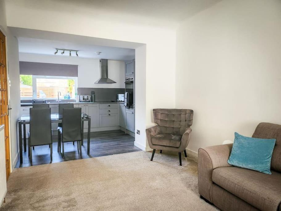 Central 2-Bedroom Bunglow With Double Sofa Bed كارنوستي المظهر الخارجي الصورة