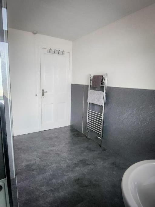 Central 2-Bedroom Bunglow With Double Sofa Bed كارنوستي المظهر الخارجي الصورة