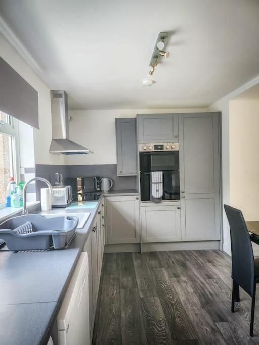 Central 2-Bedroom Bunglow With Double Sofa Bed كارنوستي المظهر الخارجي الصورة
